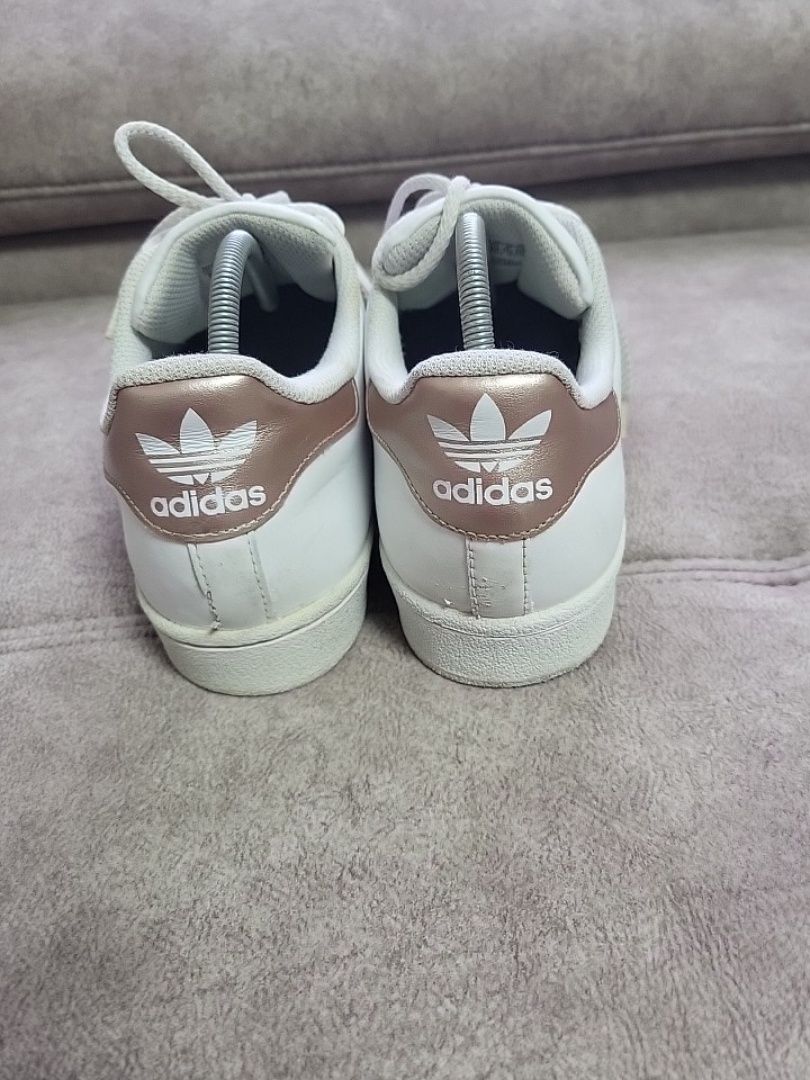 Красовки Adidas.