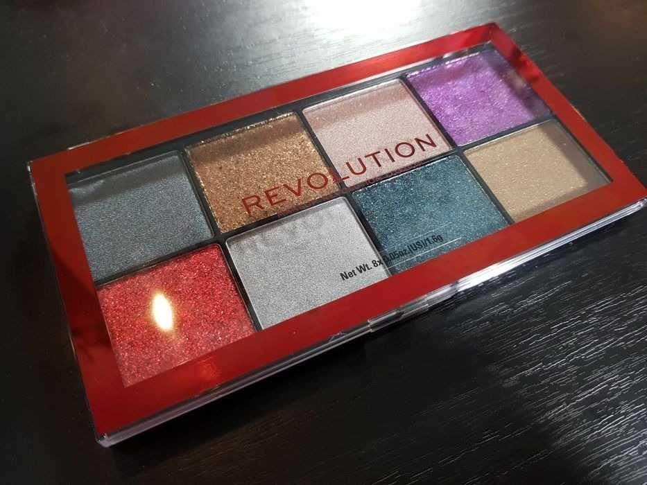 Палетка теней глиттеров Revolution Halloween Possessed Glitter Palette