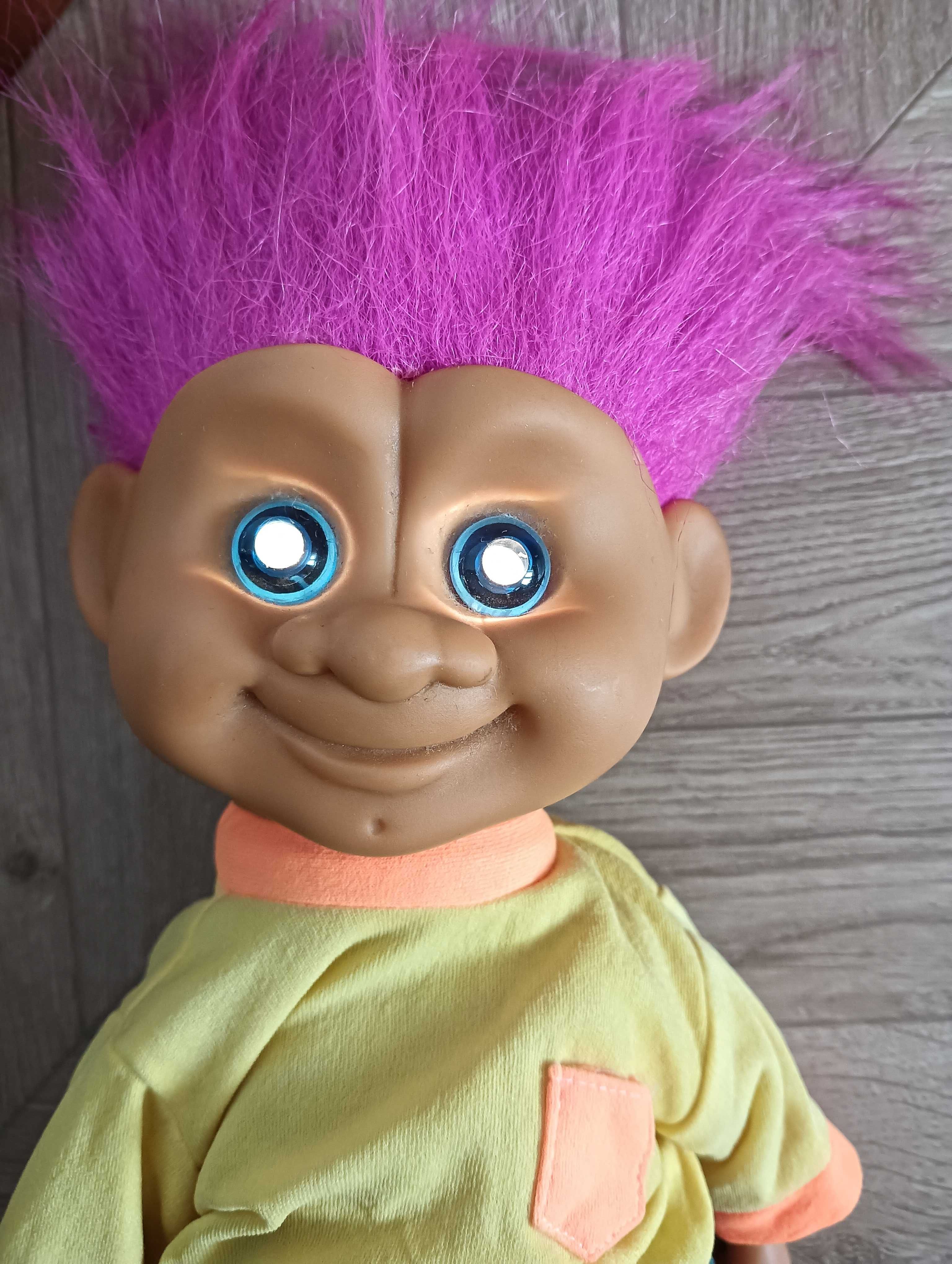 Troll jeżdżący na wrotkach grający lata 90 świecące oczy