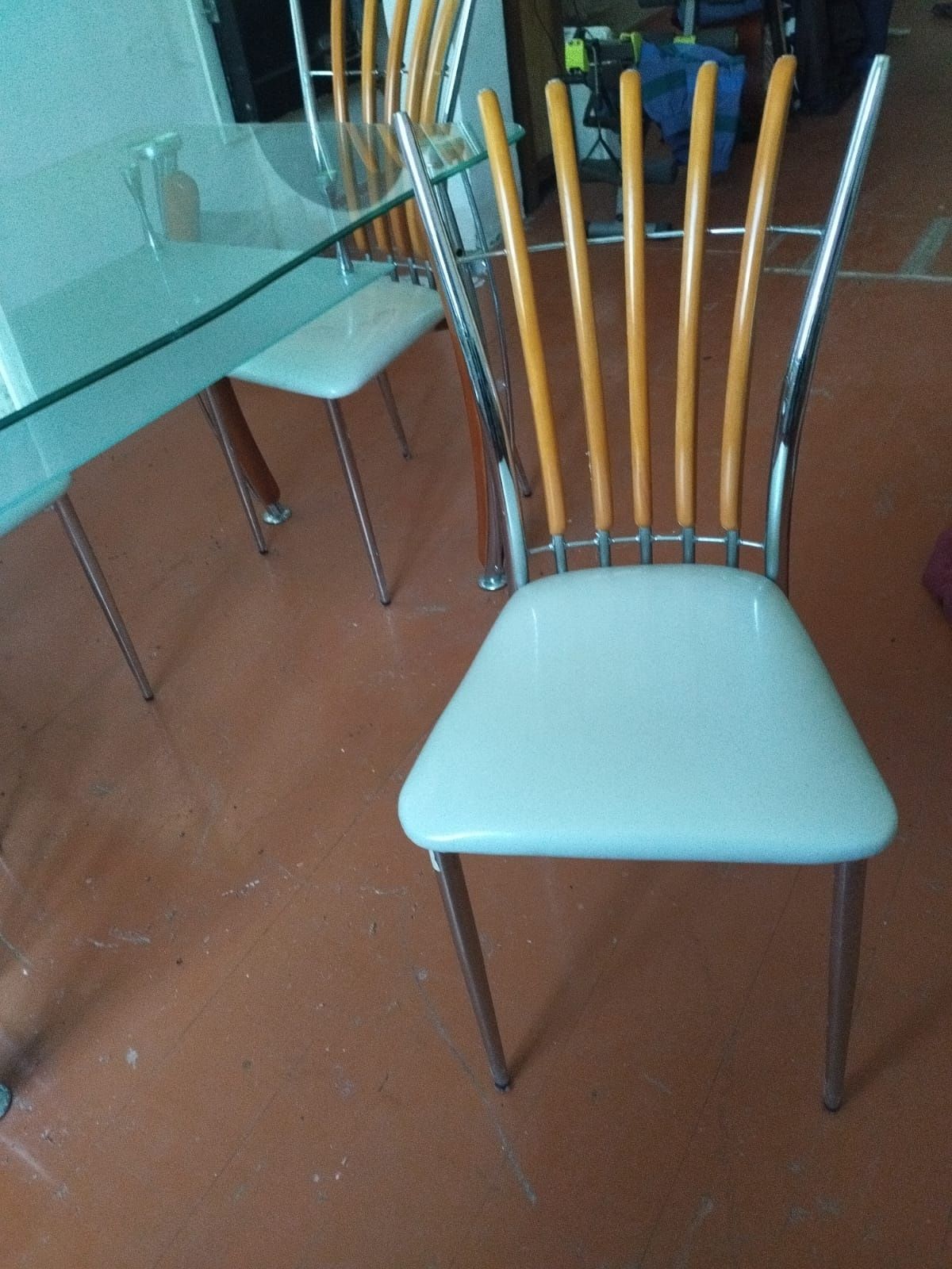 Стікляний стіл з кріслами
