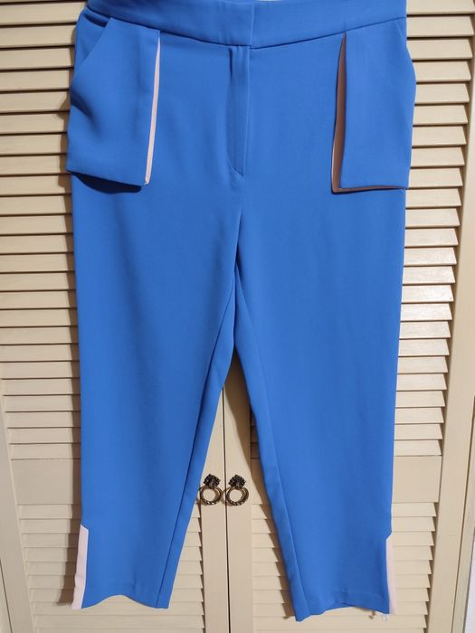 Жіночі брюки розмір 40, цікаві кішеньки, колір електрик