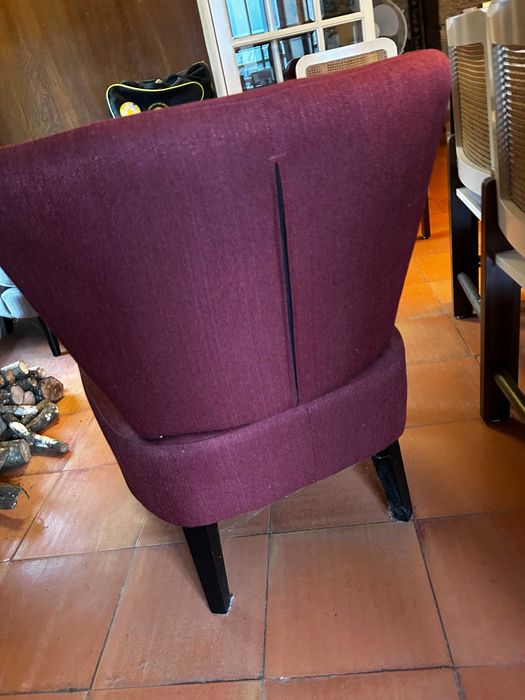 Cadeira Estofada Borgonha – Elegante e Confortável