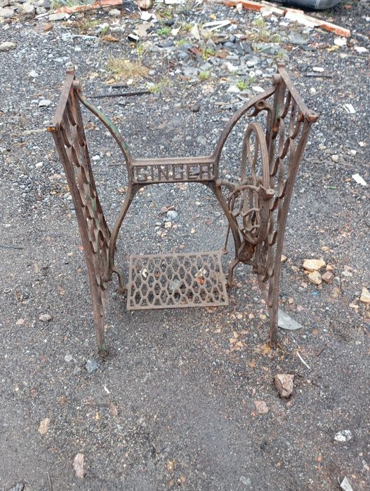 Vendo pé de máquina muita bonita bom estado