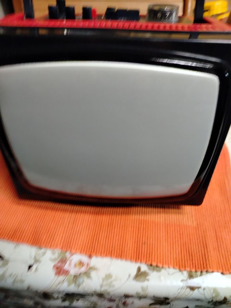 Stary telewizorek z PRL-u do kolekcji