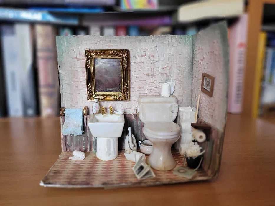 Miniaturowa łazienka w realistycznym stylu – dekoracja handmade