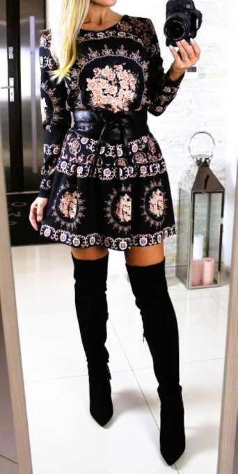 Czarna sukienka z falbanką greckie wzory