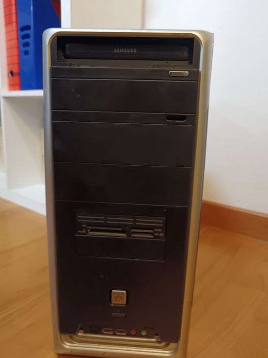 PC de secretária com monitor antigo