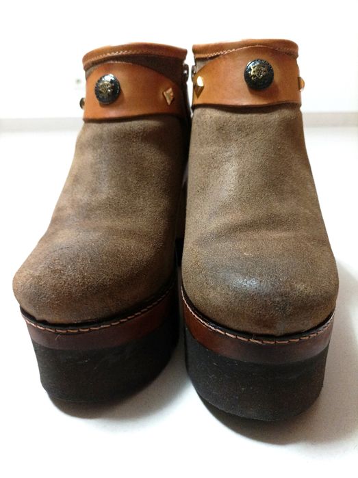 Botas com salto em pele genuína marca Sacchi (T. 39)