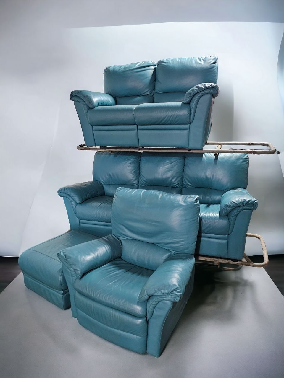 Кожаные диваны  двух , трехместный   и  кресло реклайнеры.   Бирюзовый