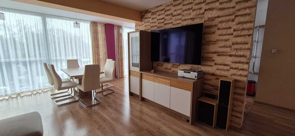 komplet mebli do salonu – funkcjonalny i spójny zestaw