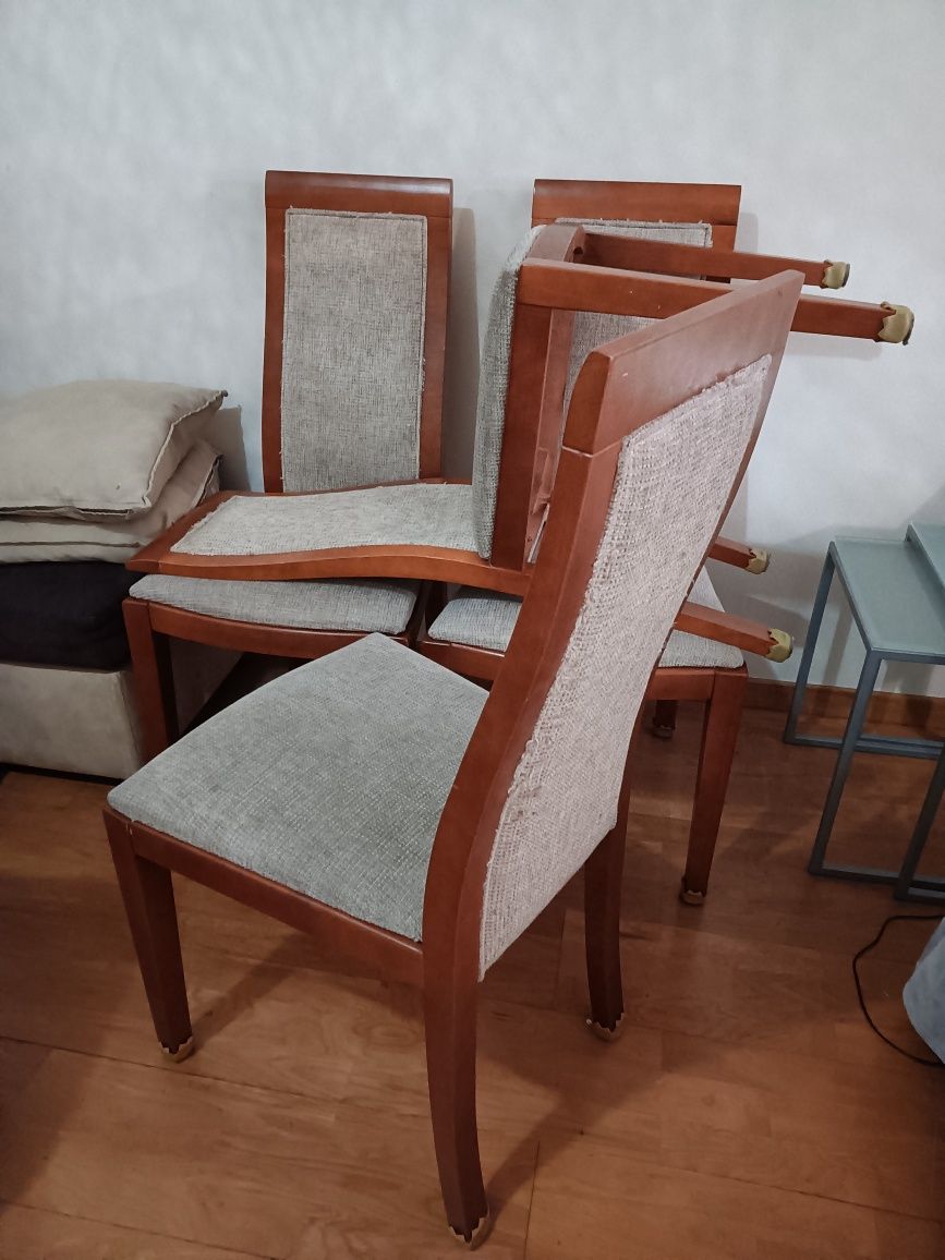 Cadeiras madeira e tecido usadas