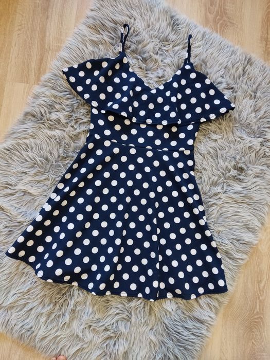 Granatowa sukienka w grochy na ramiączkach rozkloszowana z falbanką