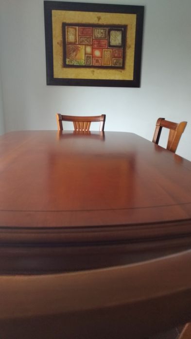 Mesa de sala em madeira de cerejeira  cadeiras.