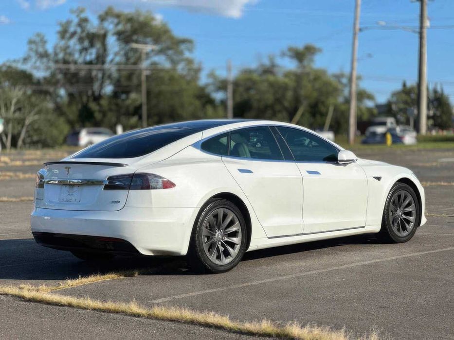 Tesla Model S      2018