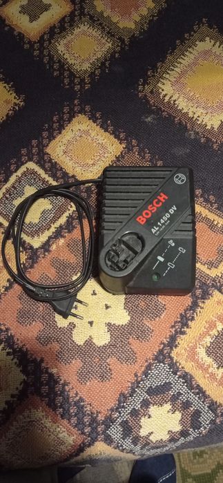 Carregador de bateria Bocsh mais 2 Bateria e 1 rebarbadora