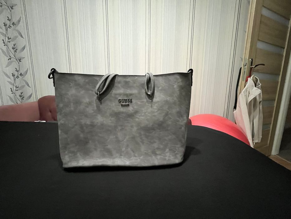 Torebka damska w środku dodatkowa mniejsza.