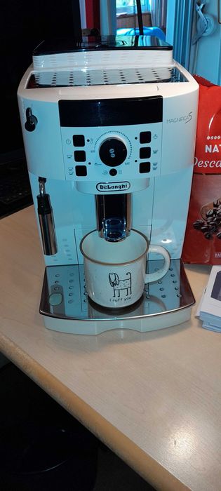 Máquina de Café marca DéLonghi modelo Magnifica S