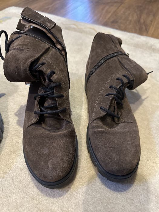 2 pares de botins em camurça