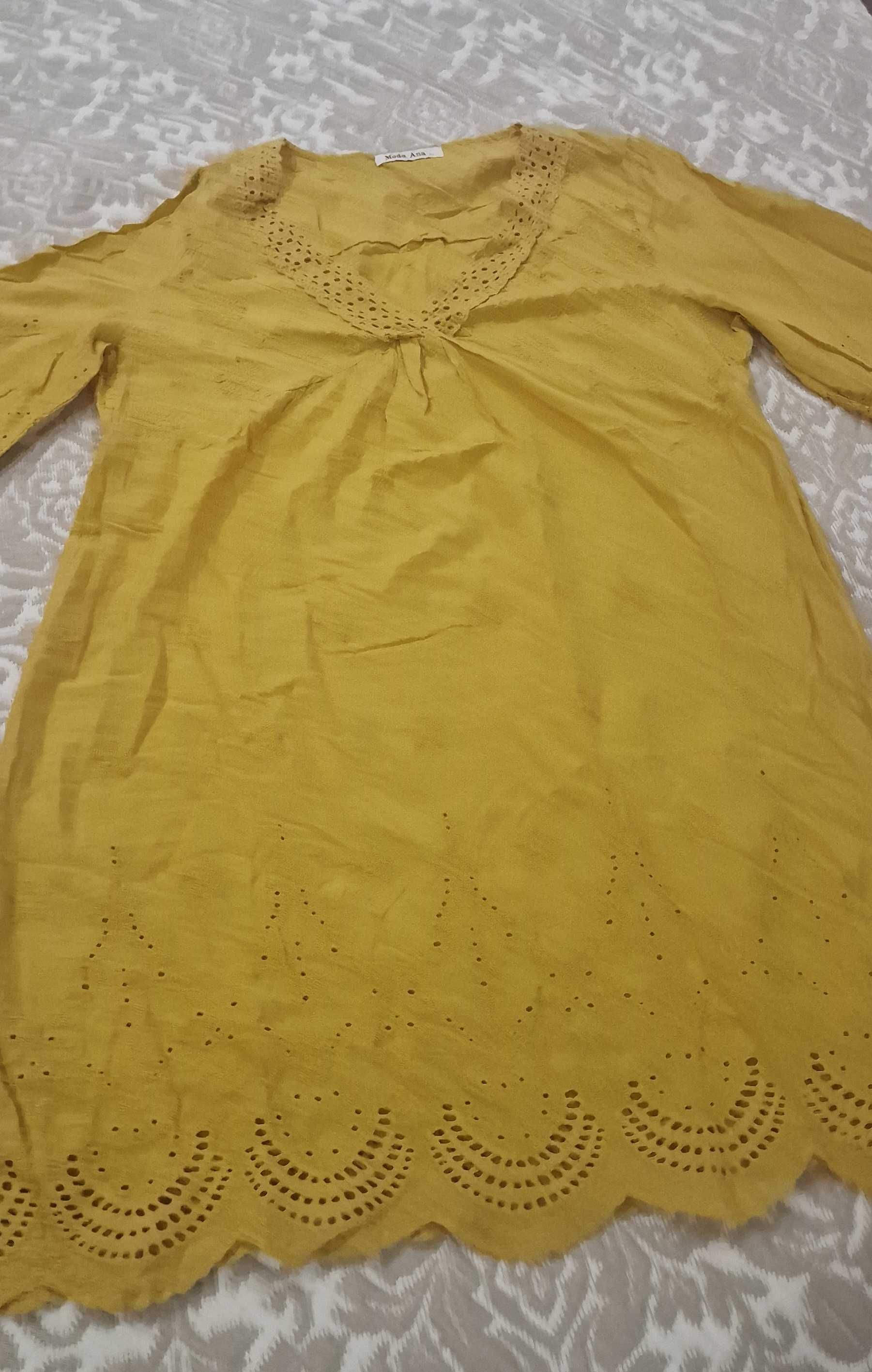 Vestido amarelo com bordado