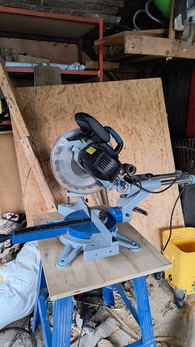 Ukośnica 2000W z posuwem 254mm ze stołem