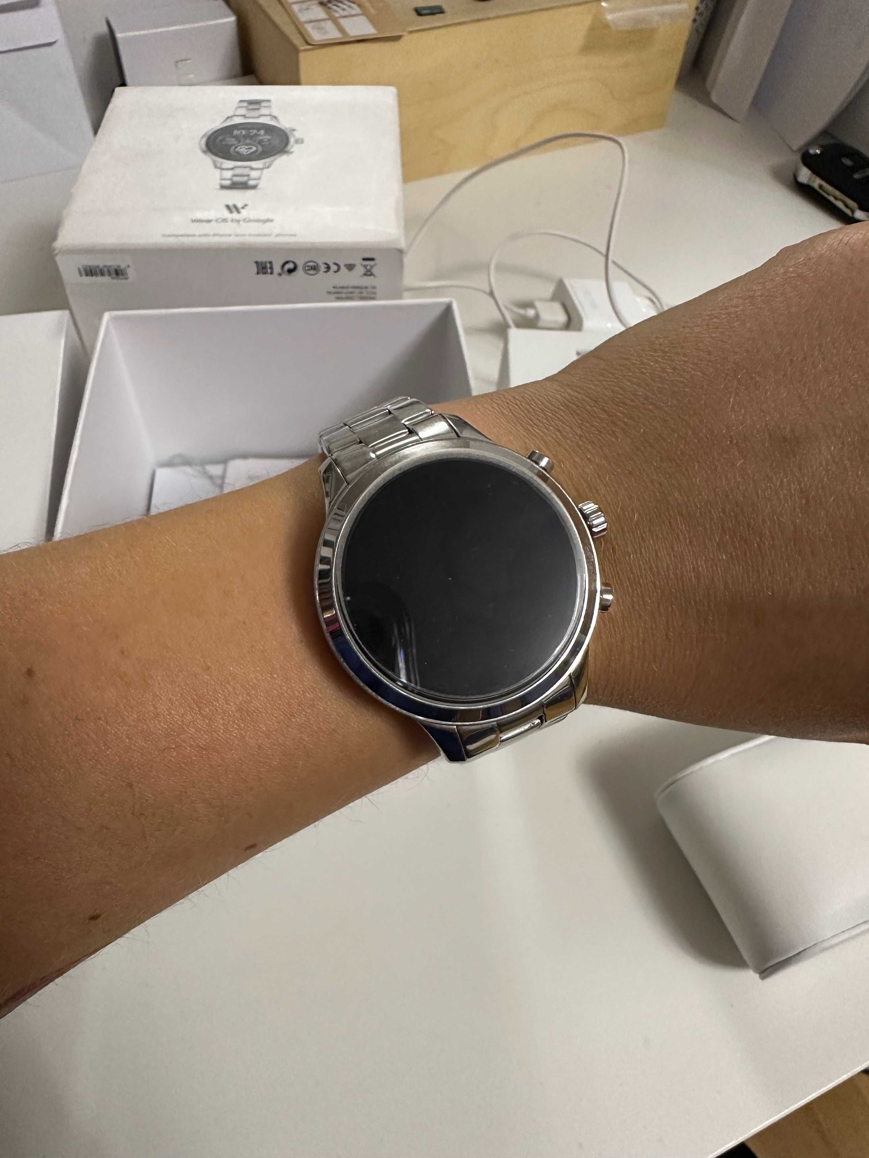 MKT5044 Michael Kors Access smartwatch srebrny zegarek uszkodzony