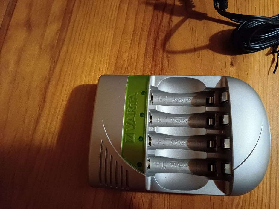 Carregador de Pilhas recarregáveis Varta 4 Slots AA / AAA