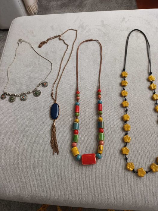Vários colares + pulseira couro e prata