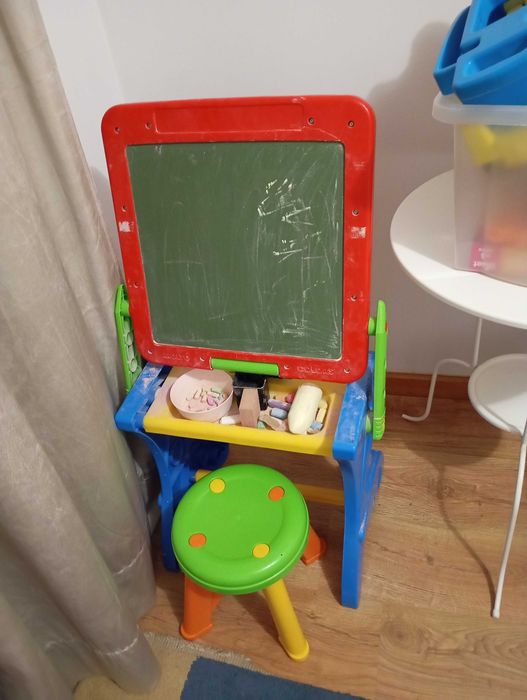 Secretária de criança com quadro de giz