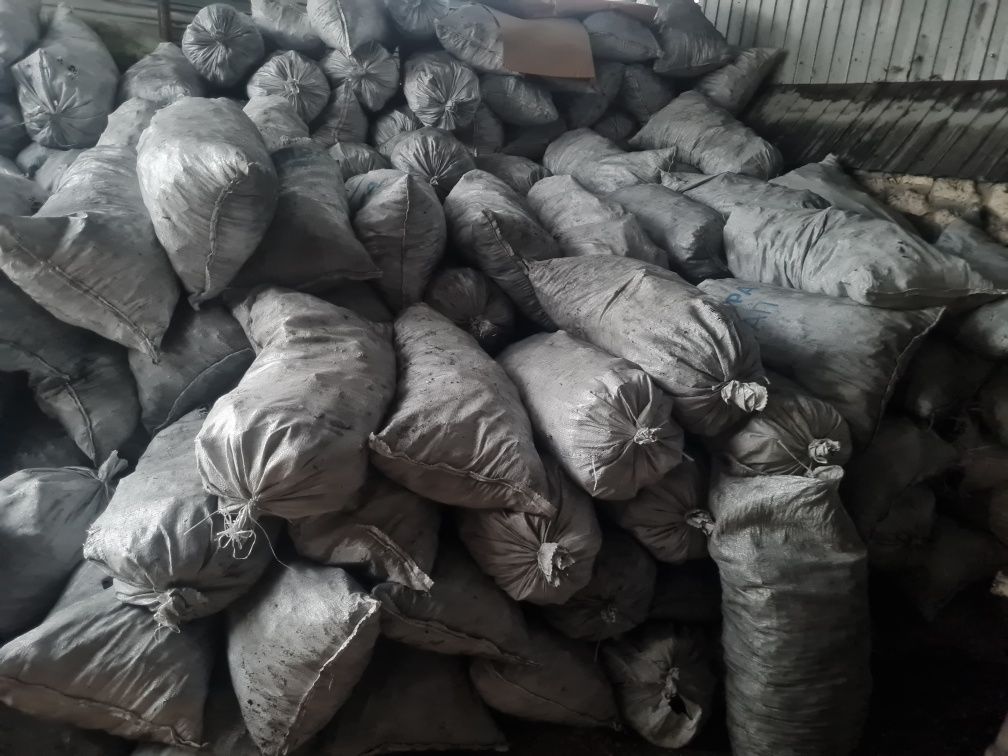 Деревне вугілля та брикети для магазинів та ресторанів