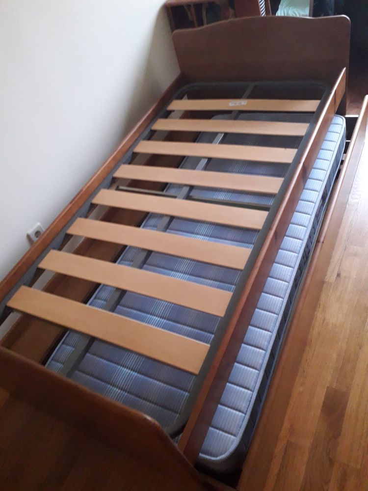 Cama solteiro com gavetao para ourra cama , 2 colchoes e 1 mesa cabece