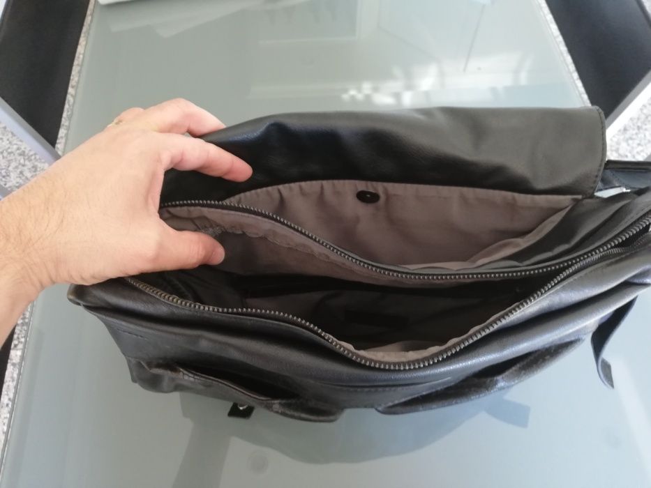 Mala de ombro em pele preta para portátil com bolsas exteriores