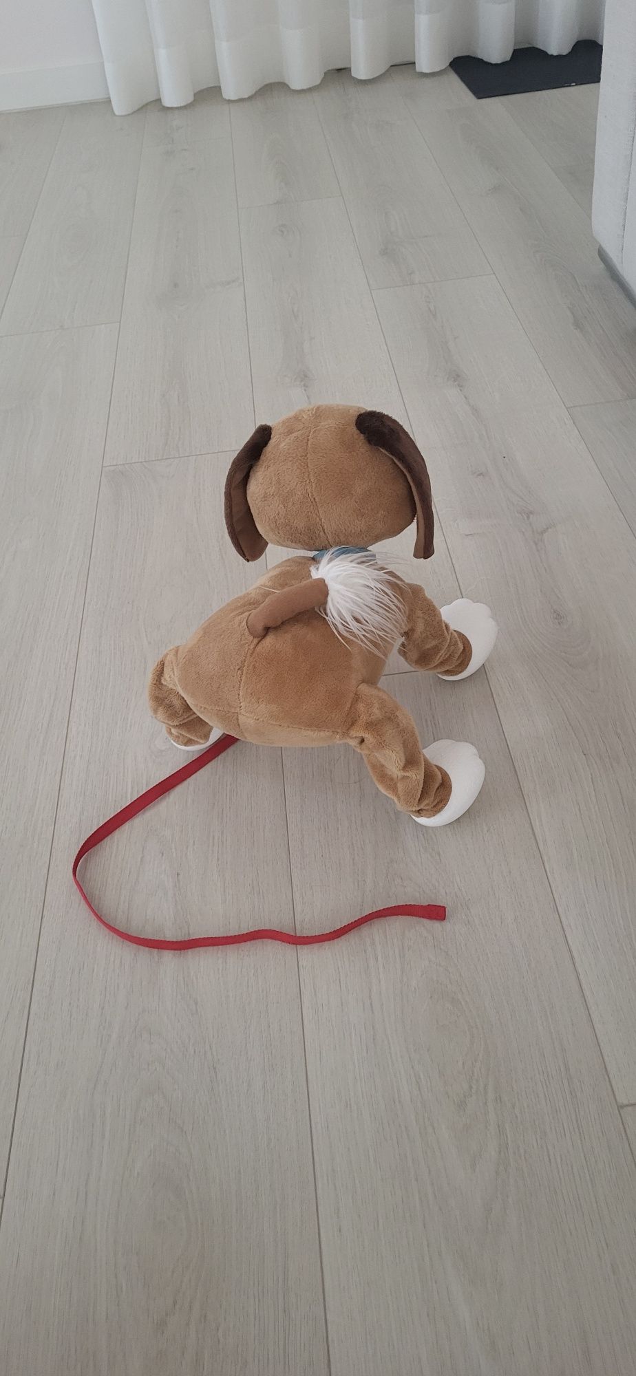 Cão com trela castanho e branco brinquedo
