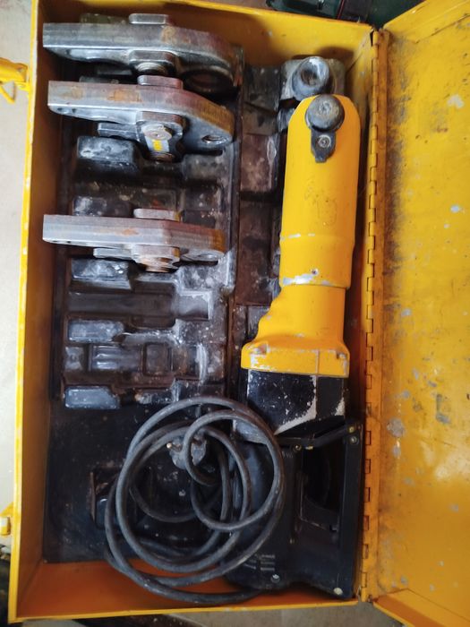 Máquina de cravar usada