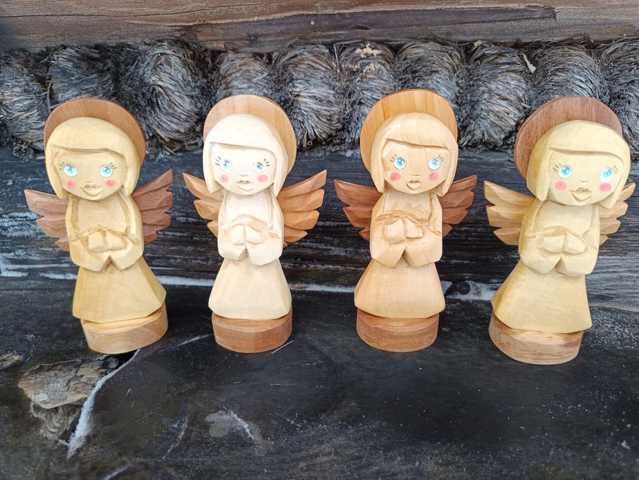 Aniołek z różnych gatunków drewna 13cm
