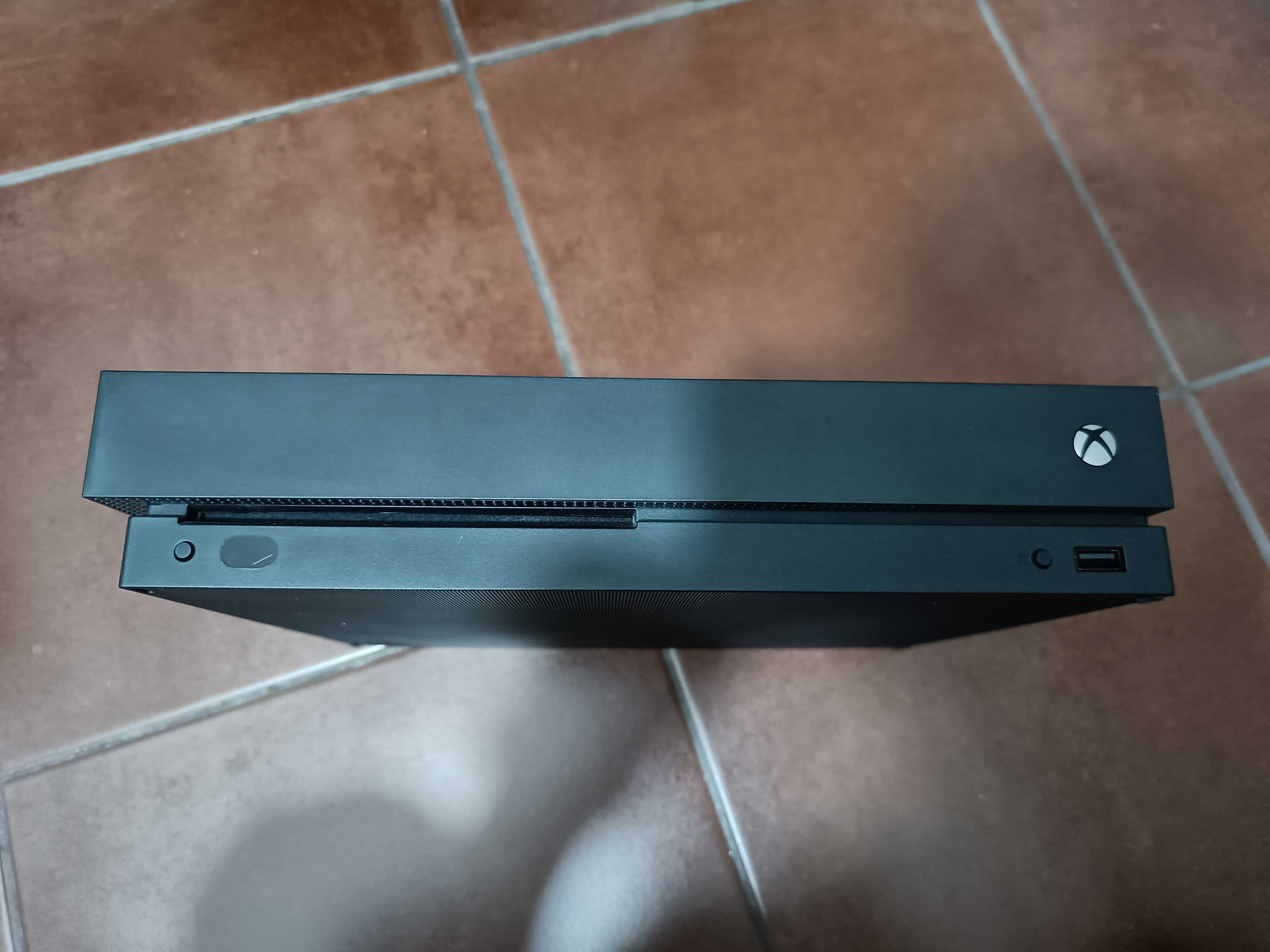 XBOX One X 1TB com caixa quase nova