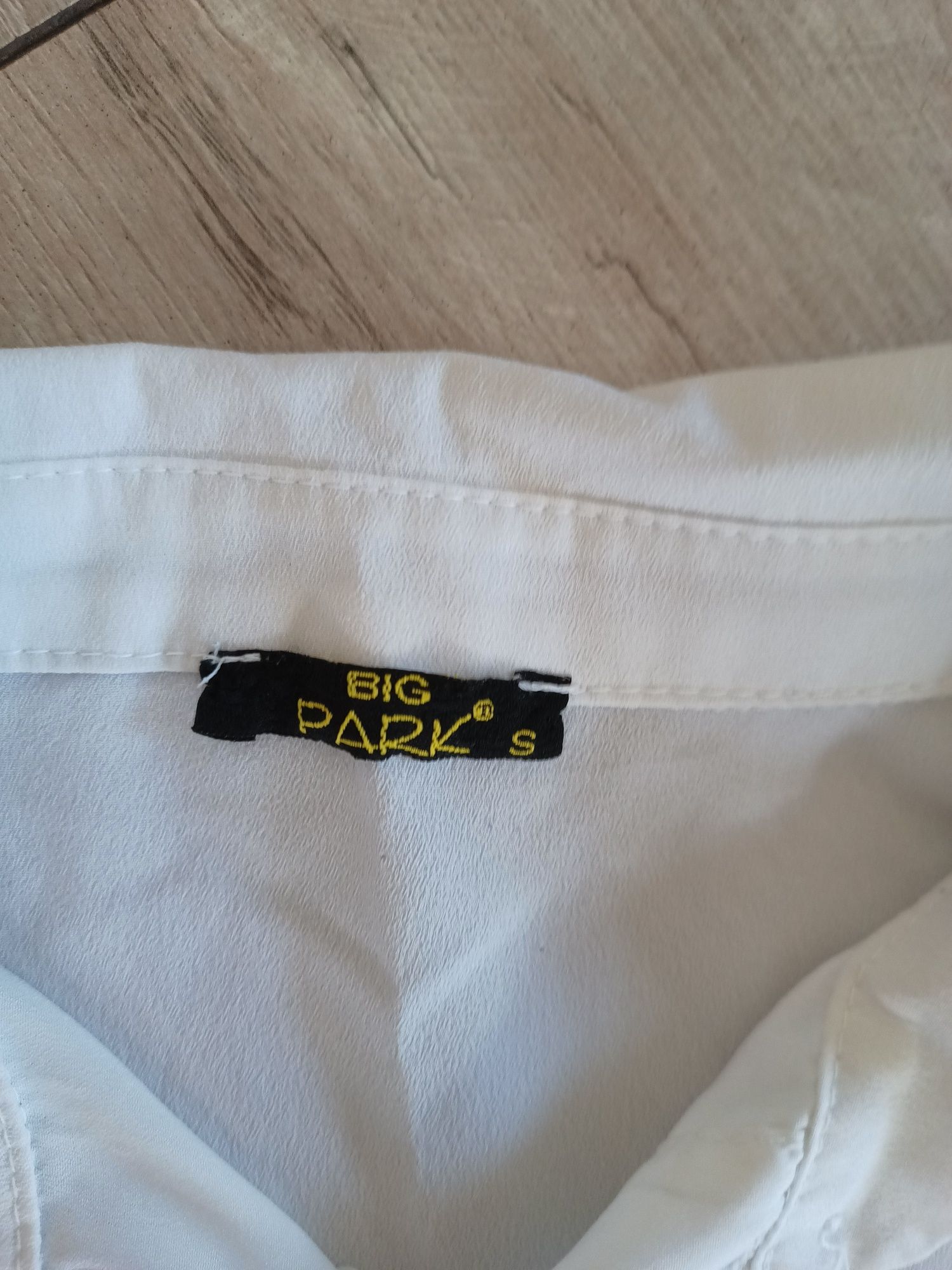 Biała koszula w print