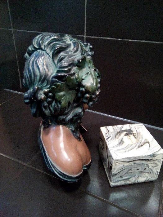 estátua senhora meio corpo antiga