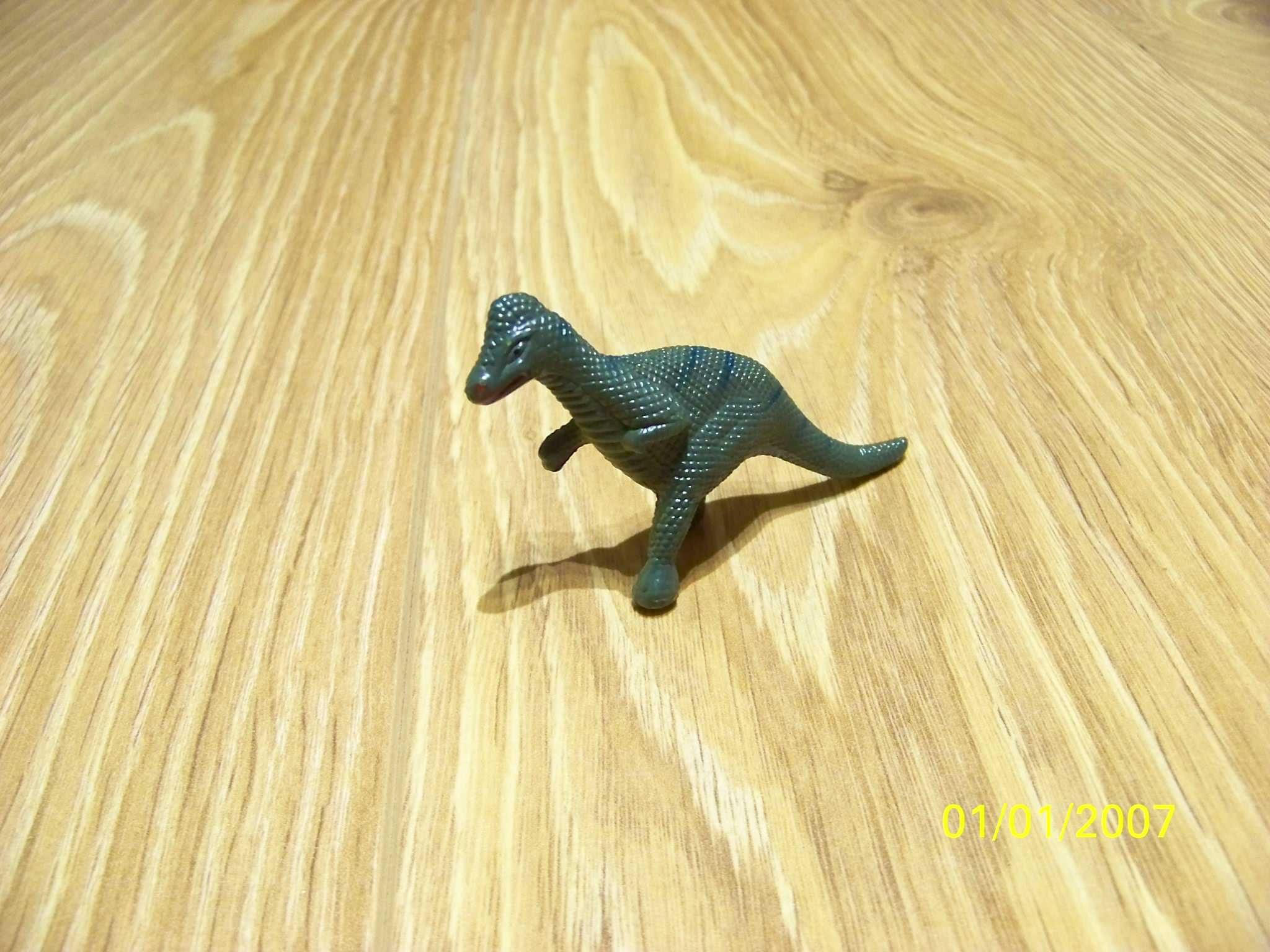 malutka figurka dinozaur