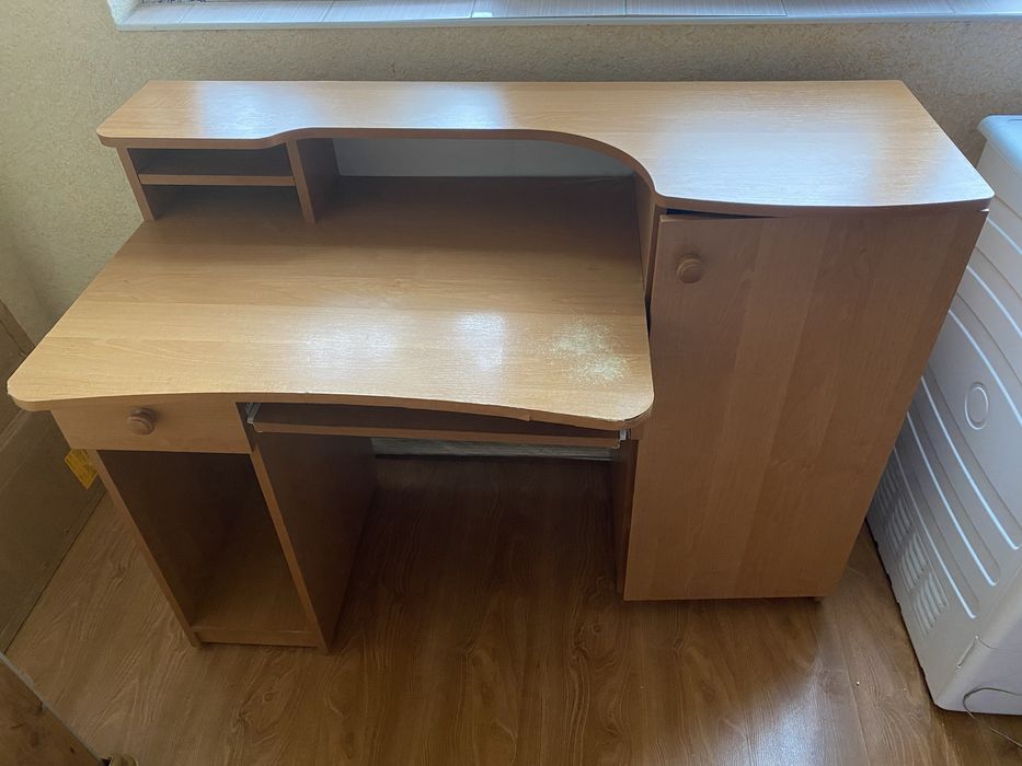 Компʼютерний стіл , письмовий стіл.