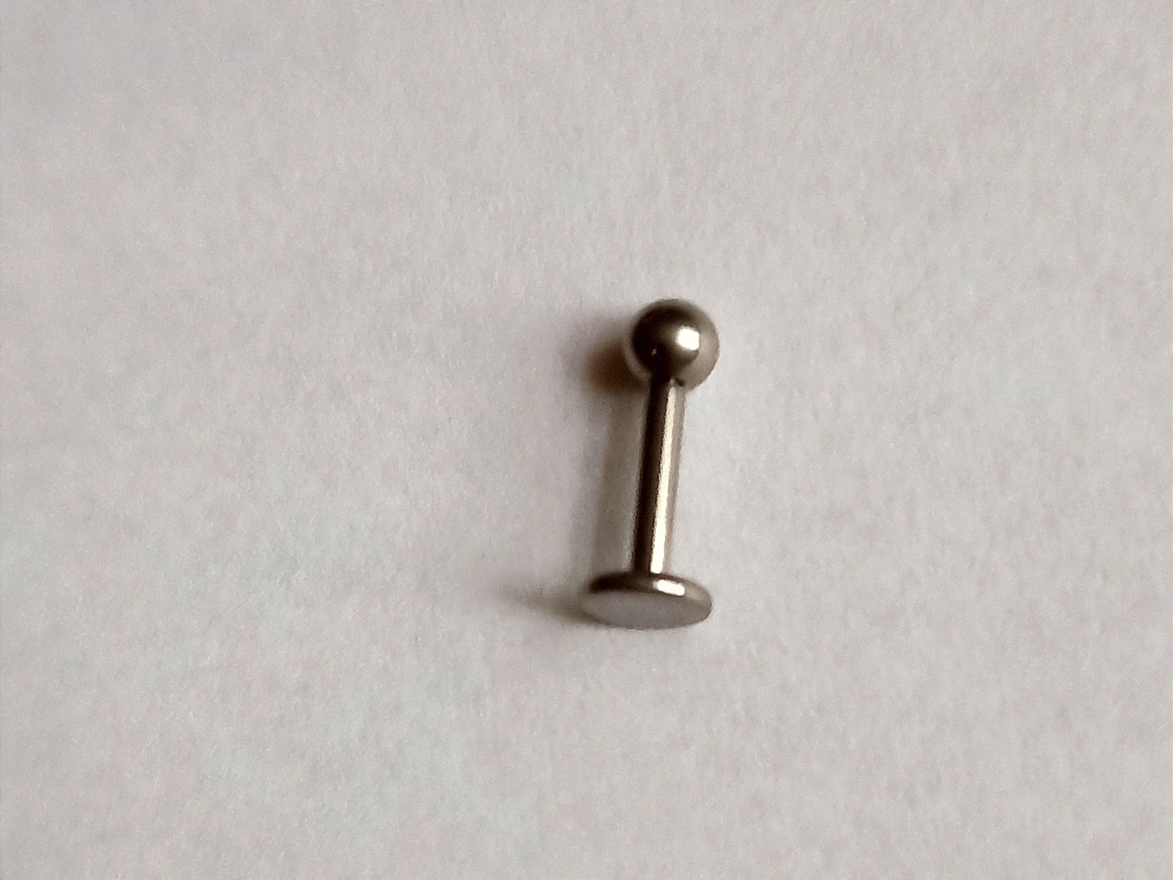 Labret tytanowy 1.2x6x3x3 mm