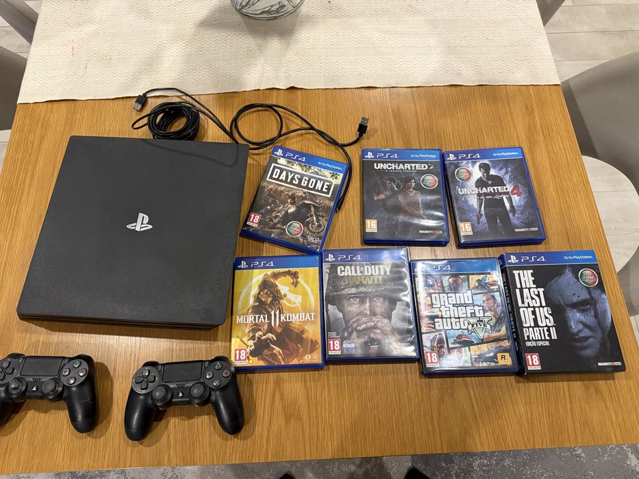 Playstation 4 Pro 1 TB + 2 comandos originais + 7 jogos