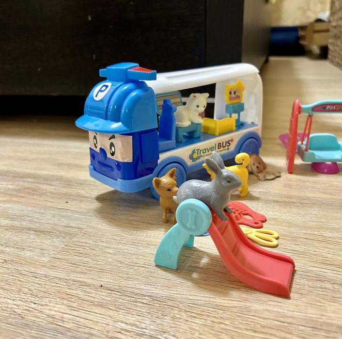 Іграшковий автобус з звірятами