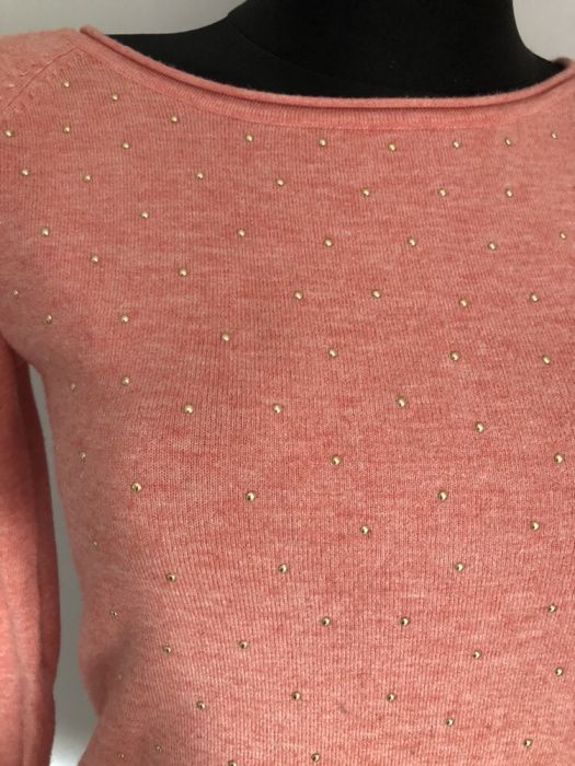 Różowy sweterek ze złotymi cętkami