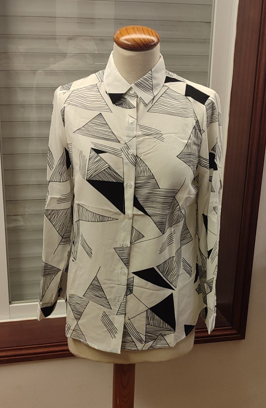 Camisas Cashew Flowr - Novas

- Branca (tamanho 40 e 48)
- Preta (tama
