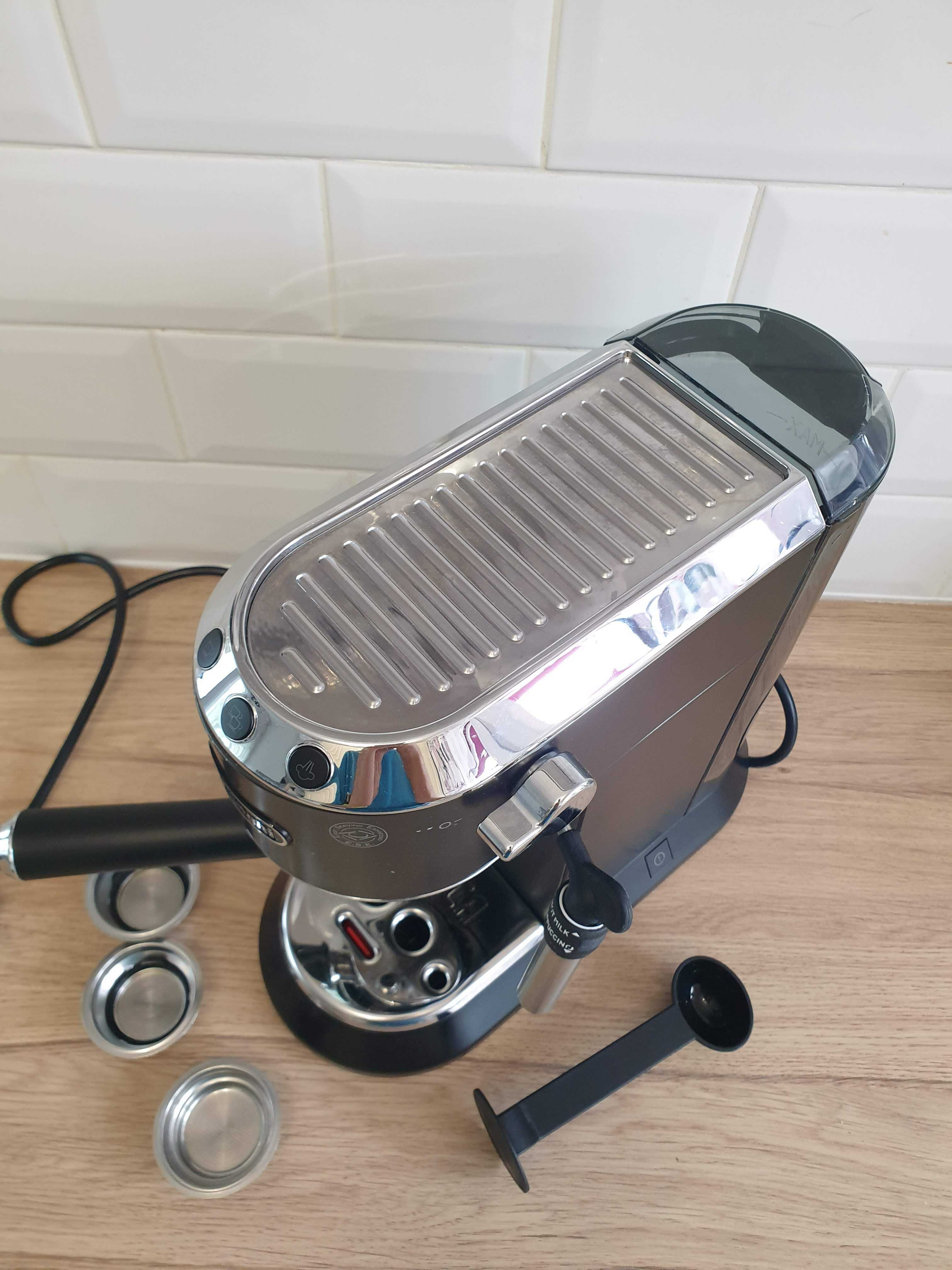 Ekspres kolbowy DELONGHI Dedica Style EC685.BK