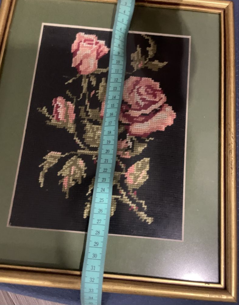 Quadro bordado com moldura dourada .