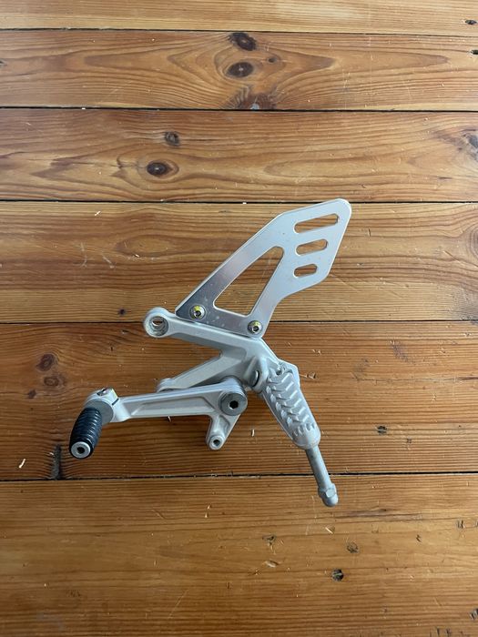 Set lewy podnóżek Aprilia RSV4