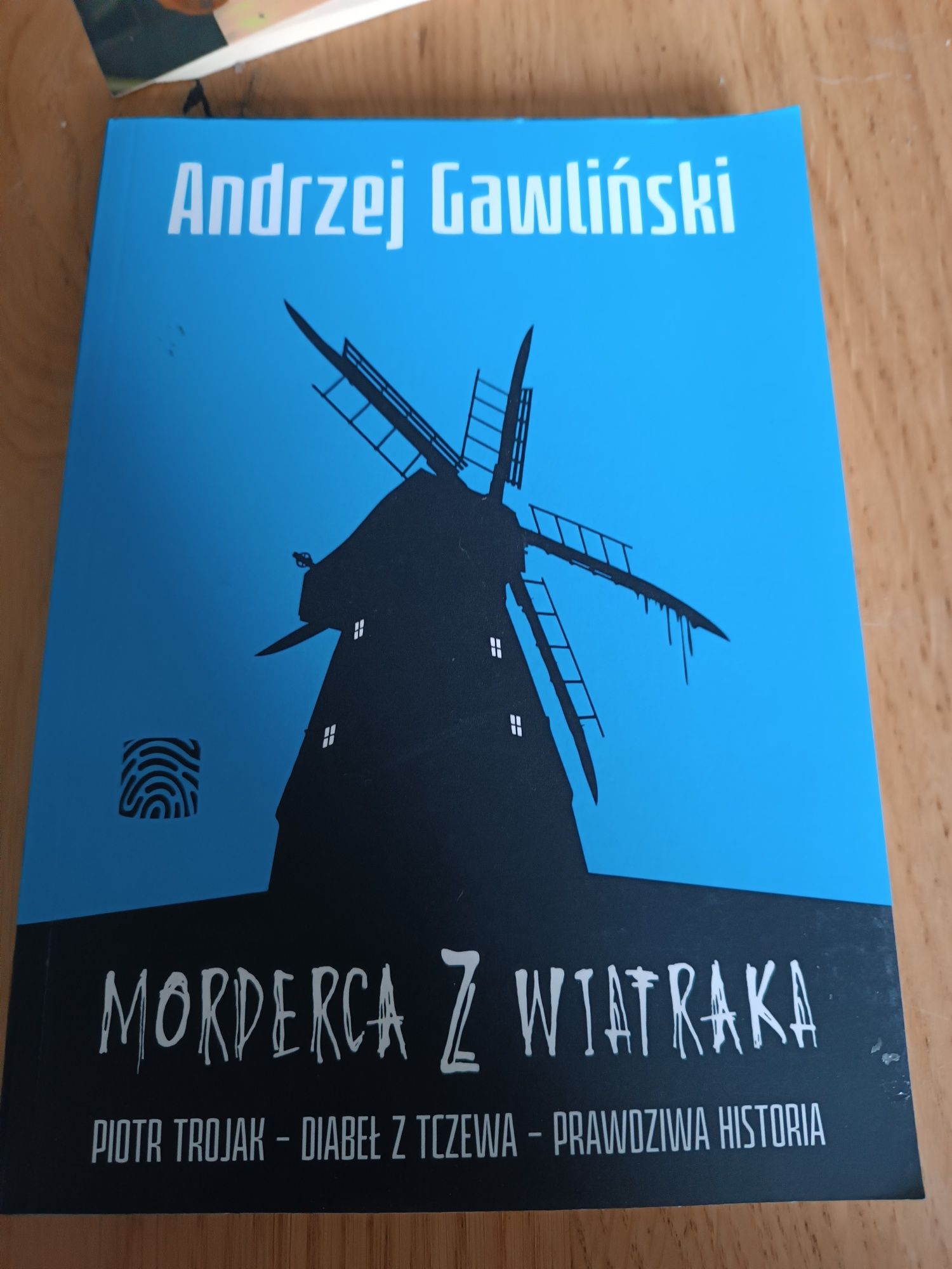 Morderca z wiatraka-Piotr Trojak. Andrzej Gawliński