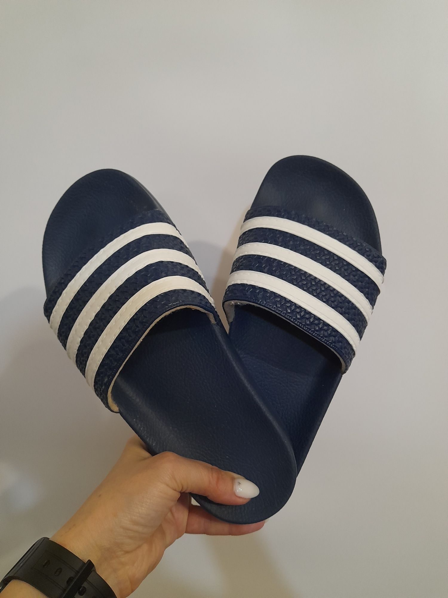Adidas сині шльопанці жіночі або підліткові