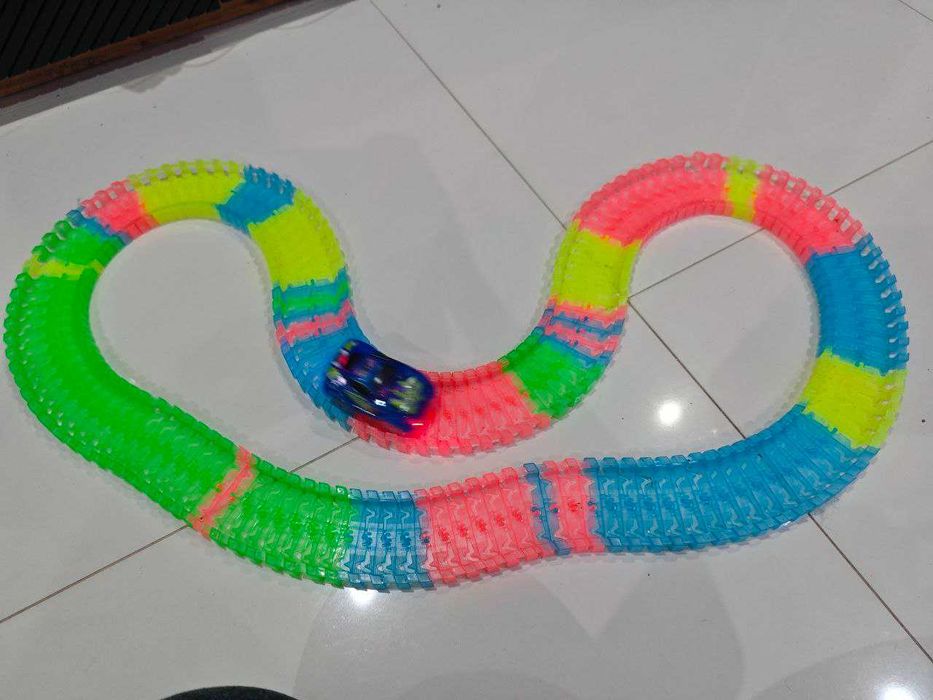 Tory samochodowe świecące magic track z autkiem